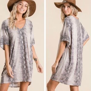 Snake print knit fabric tunic dress Dolman Short Sleeve V-neck Size Small